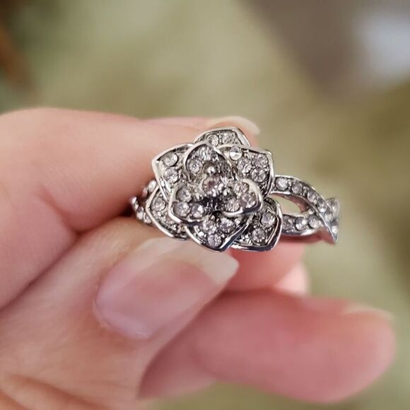 Gorgeous CZ Flower Ring- Sparkly & Stunning! Sz 9 - Picture 5 of 8